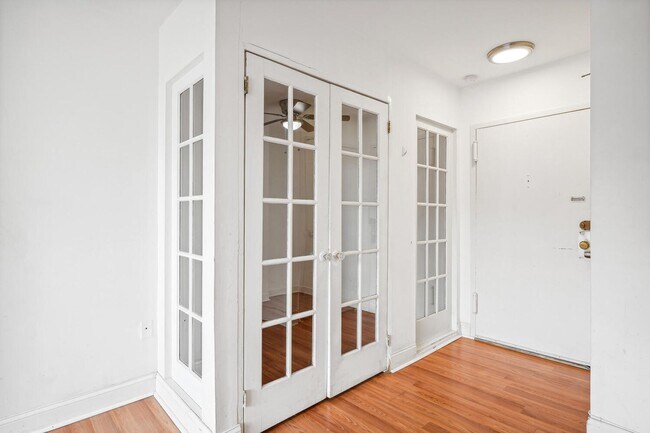 Building Photo - Charming & Bright Studio at River Place North