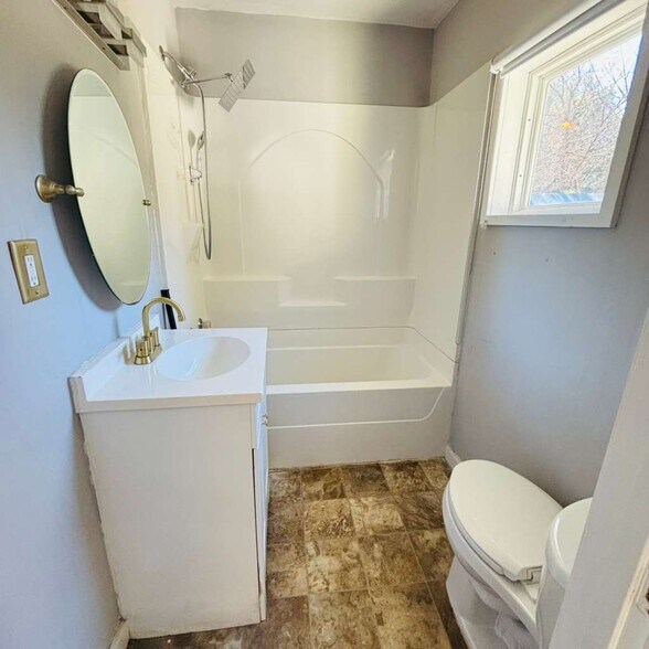 Building Photo - 17 School Rd