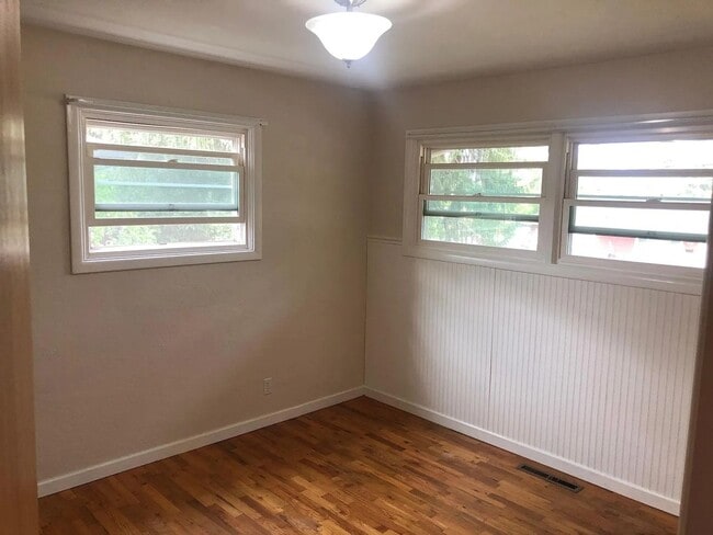 Building Photo - 4 Bedroom, 2 Bathroom House in SE Eugene