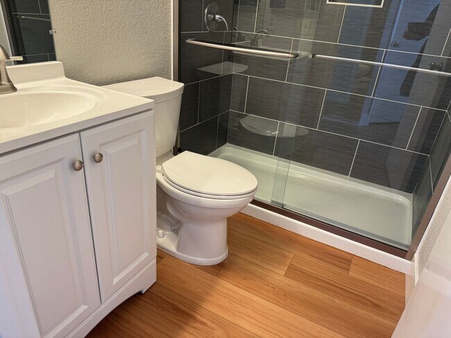 Building Photo - 2776 Woodmont Dr