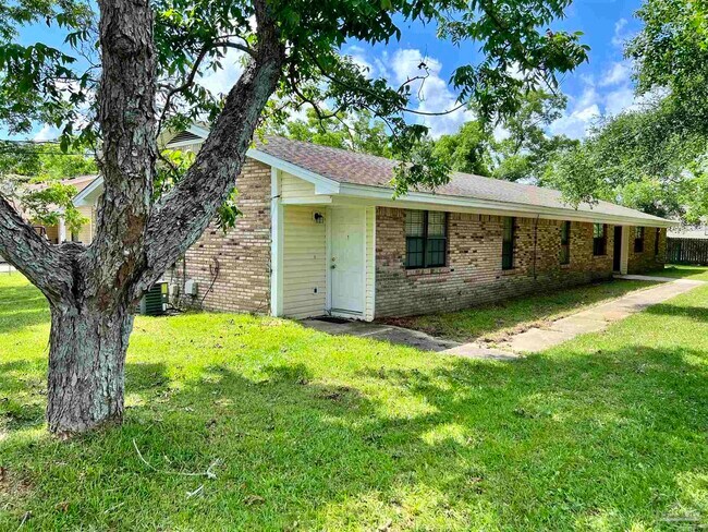 Building Photo - 2114 Hollyhill Rd
