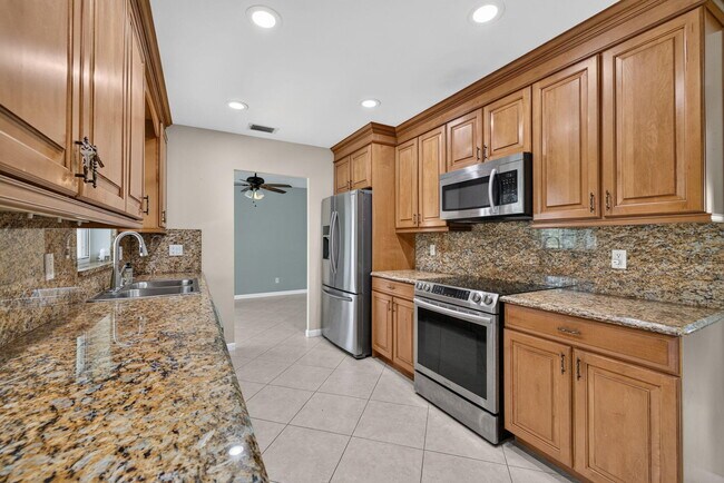Building Photo - 416 SE Naranja Ave