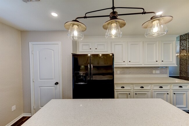 Building Photo - 402 Live Oak Ln