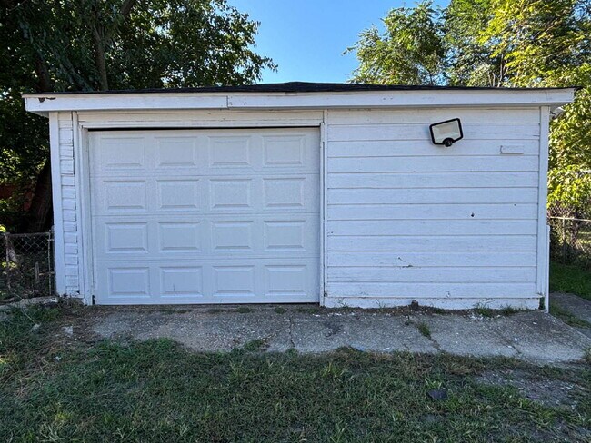 Building Photo - Charming 4-Bed Home in Tarrytown!