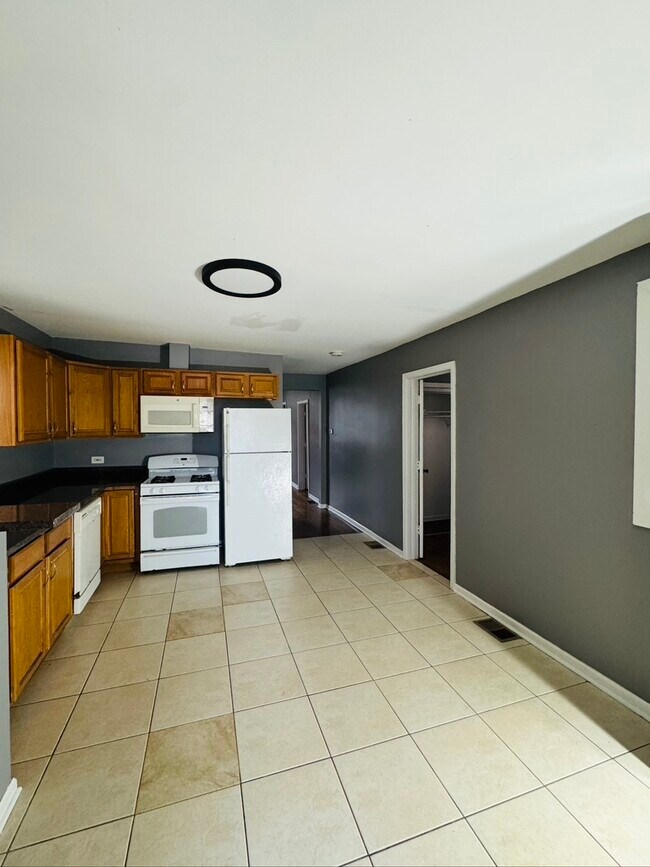 Building Photo - 2123 N Mango Ave