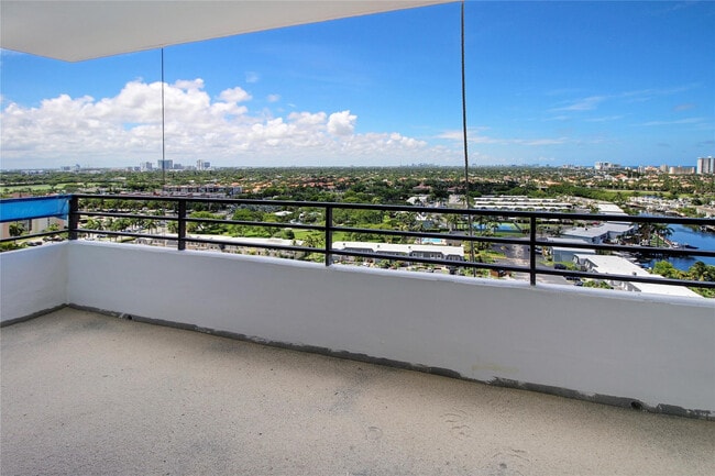 Building Photo - 2500 Parkview Dr