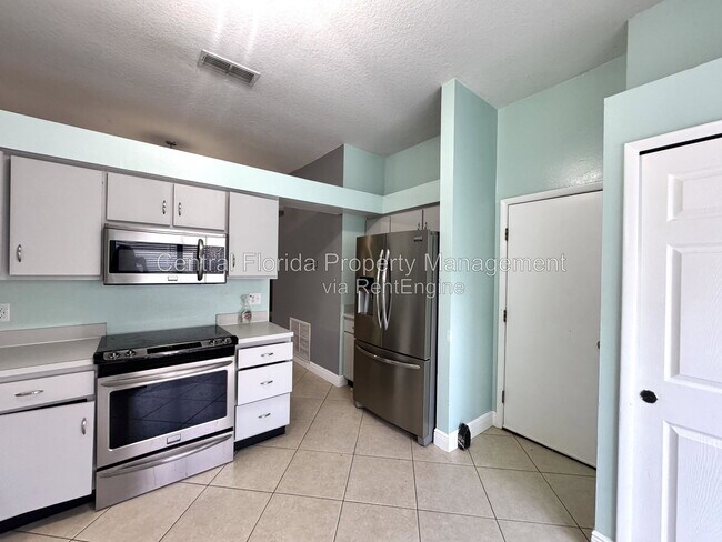 Building Photo - 8120 Lesia Cir