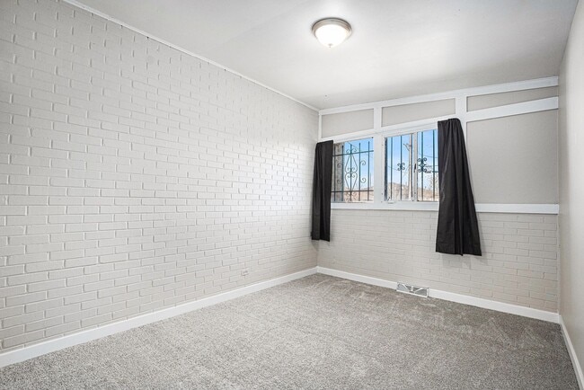 Building Photo - Newly Renovated 2Bed/1Bath Duplex in Park Hill