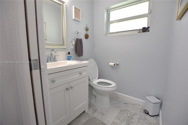 Building Photo - 2572 Emory Dr W