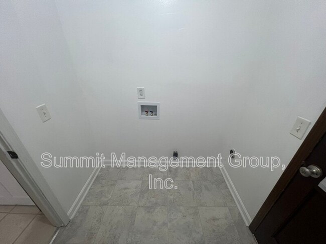 Building Photo - 916 Curry Cir SE