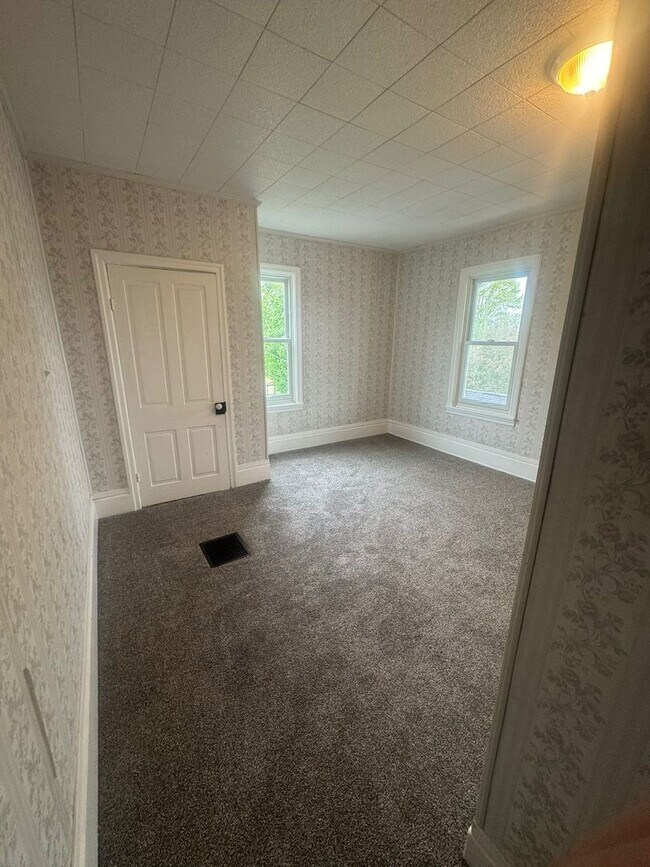Building Photo - 4 Bedroom 2 Bath House, Yard-Halifax
