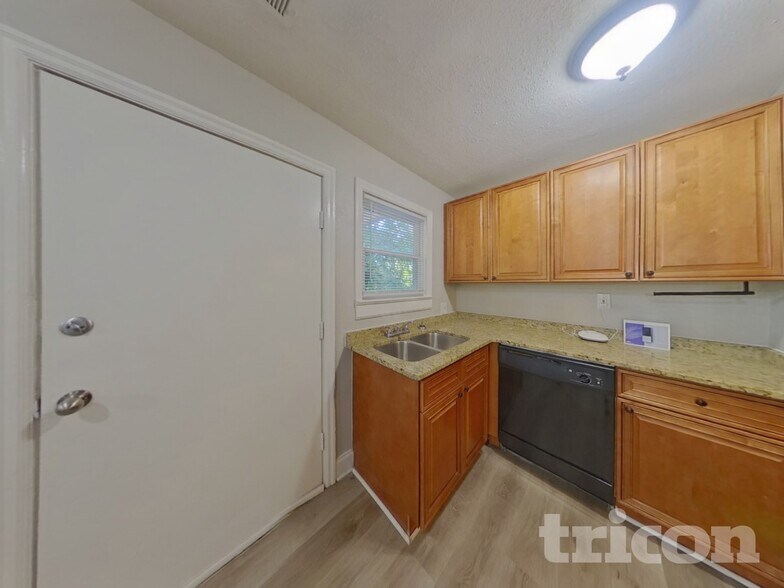 Building Photo - 1724 Logie Ave