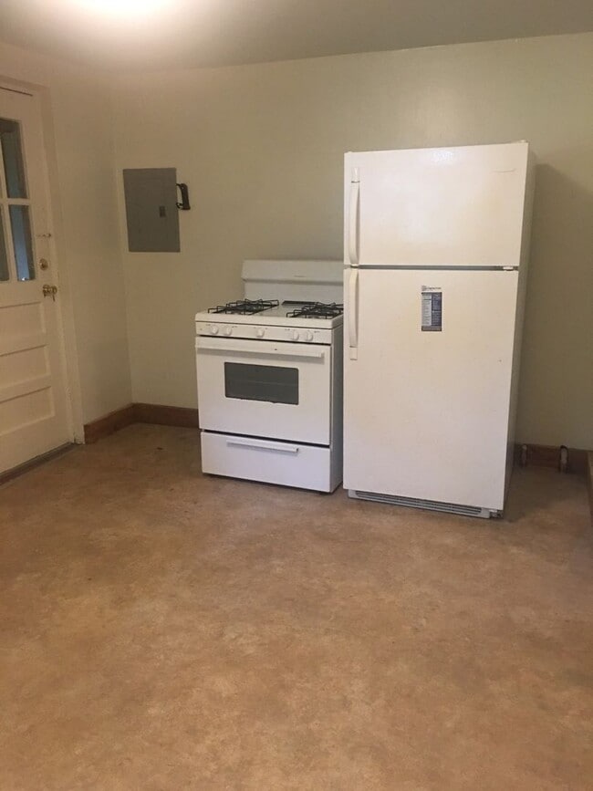 Building Photo - 1 bedroom , 1 bath Studio Duplex
