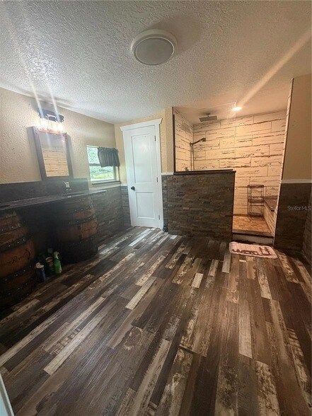 Building Photo - 6828 FL-33