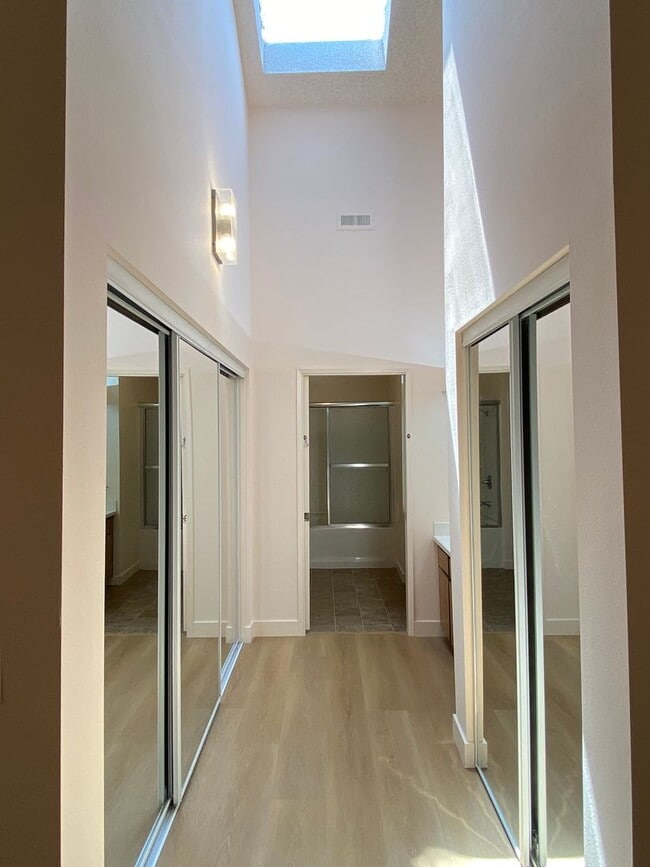 Building Photo - Irvine: 2-story townhome with attached 2 c...