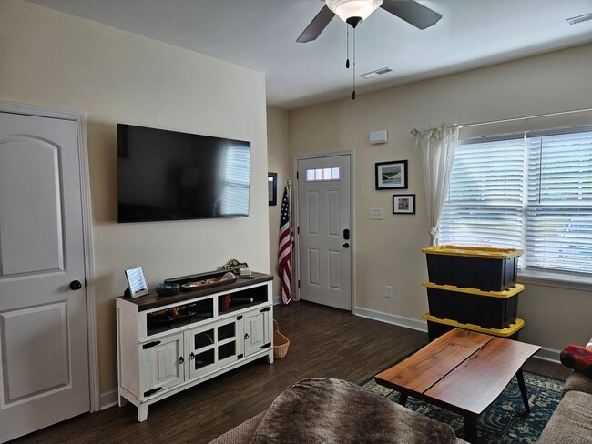 Building Photo - 2 bedroom, 2.5 bath unfurnished end unit townhouse in Sneads Ferry Justice Farm Townhome community