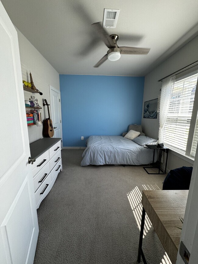 Building Photo - Luxurious 4-Bedroom Townhouse with 3.5 Bat...