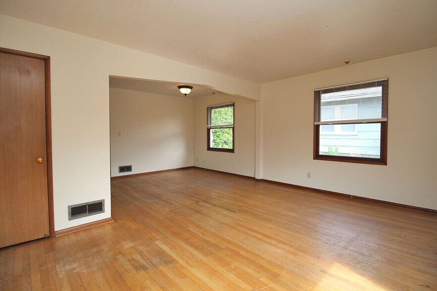 Building Photo - 11-17 NE 56th