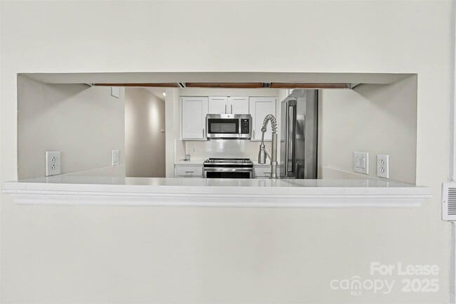 Building Photo - 300 S Cedar St