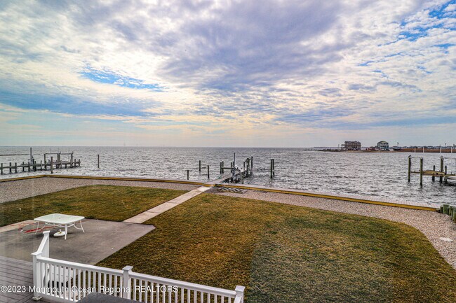 Building Photo - 1095 Island Dr