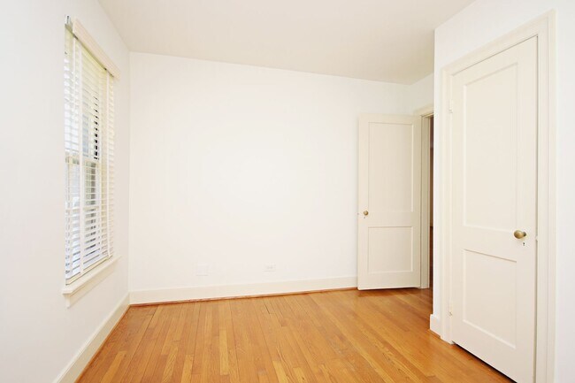 Building Photo - Charming Home With Fenced Yard