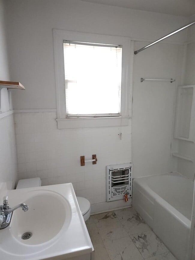 Building Photo - 910 E 13th St