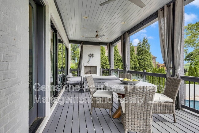 Building Photo - 1806 Burland Cres