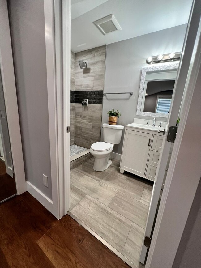 Building Photo - 6 Bedroom in Fort Sanders w/ Ensuite Bathr...