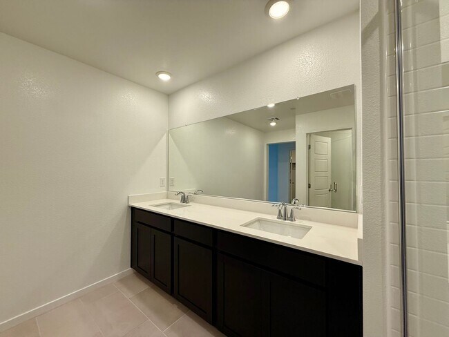Building Photo - BRAND NEW 3 BED 2.5 BATH 2 BALCONY 2 CAR GARAGE TOWNHOUSE IN HENDERSON FOR RENT!!