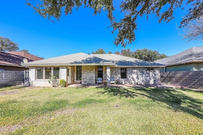 Building Photo - 503 Pine Sisken St