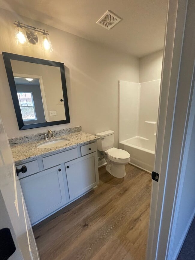 Building Photo - 2 Bedroom 2.5 bath Townhome in  Greenville