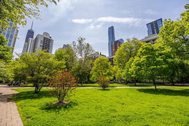 Building Photo - 1140 N La Salle Dr