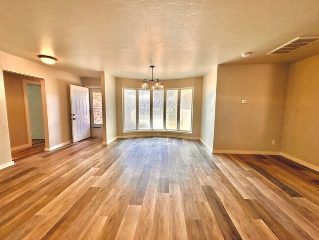 Building Photo - 4 Bed Spacious Midwest city House