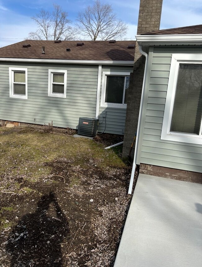 Building Photo - 3293 Talbot St