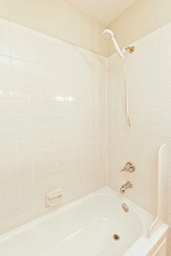 Building Photo - Dallas Townhome with Reserved Parking