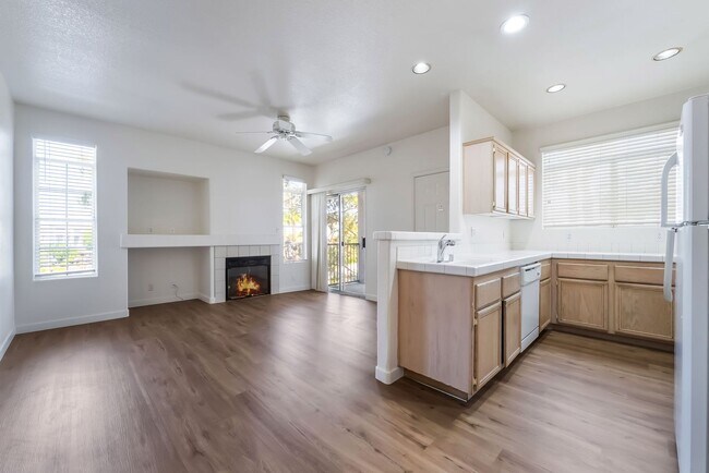 Building Photo - 2 bedroom remodeled condo in the Henderson...
