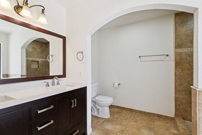 Building Photo - 923 N 59th St