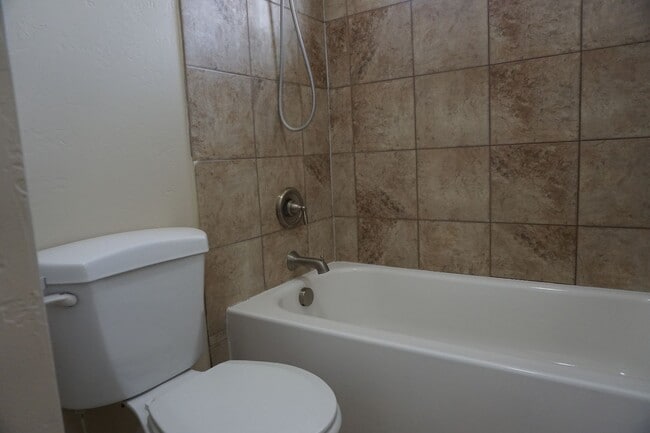 Building Photo - Updated West Valley City 5 bedroom Family ...