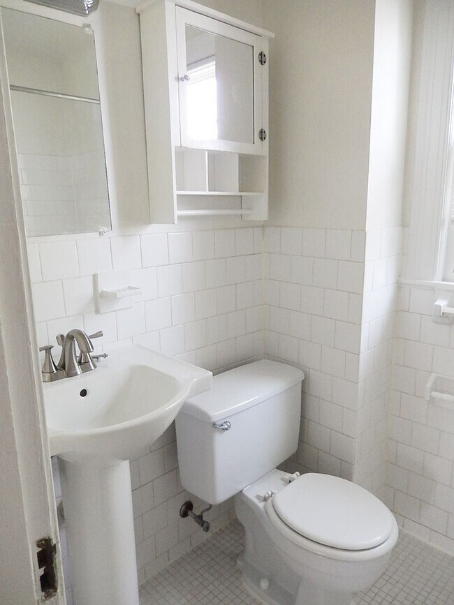 Building Photo - Sun-Filled & Well-Maintained 1 Bed 1 Bath Interior Townhome In Arlington Village