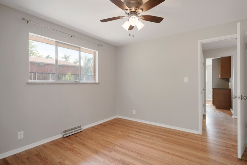 Building Photo - 1390 W Berry Dr