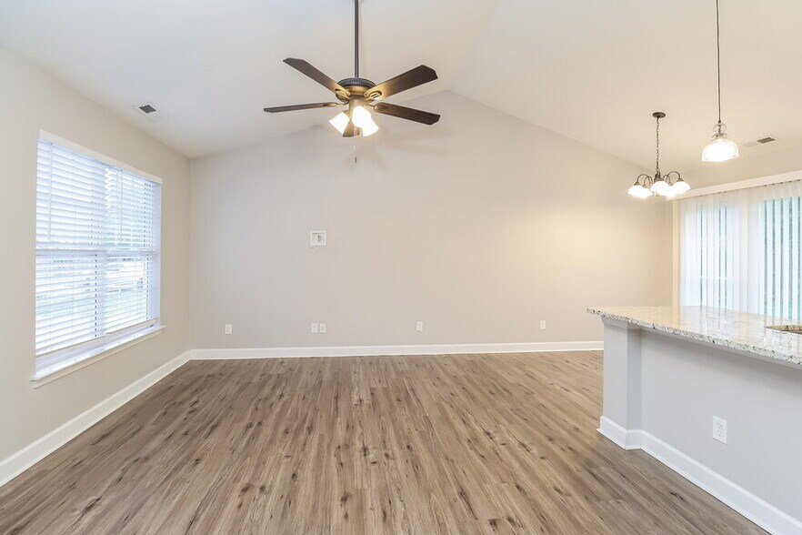 Building Photo - 518 White Oak Ln