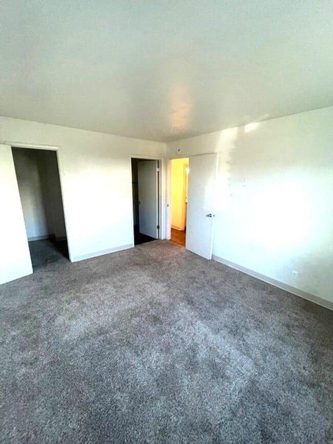 Building Photo - Gorgeous 3 bedroom / 2 bath & 1 car garage