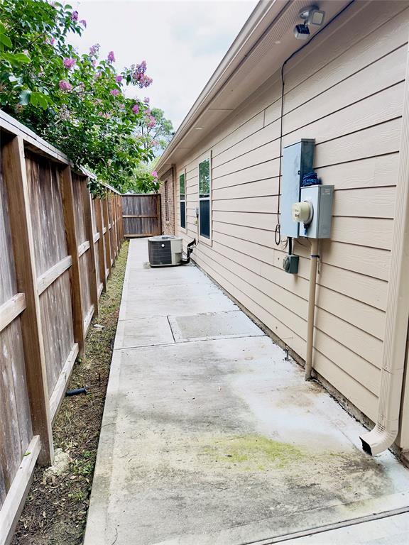 Building Photo - 24527 Lakecrest Creek Dr