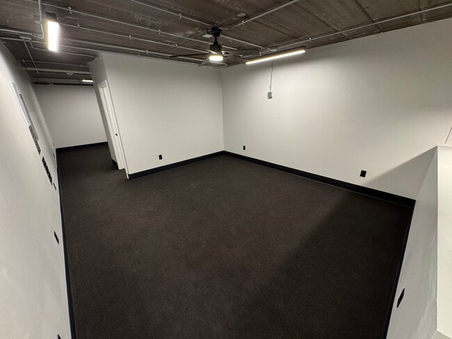 Building Photo - 826 W 8th St