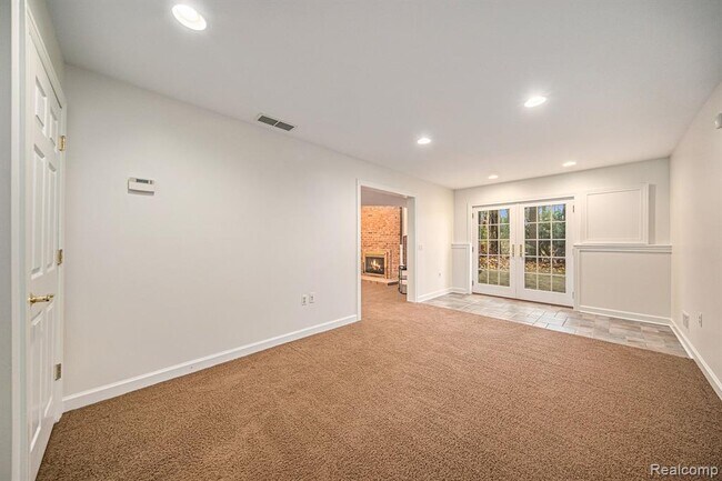 Building Photo - 695 Heritage Dr