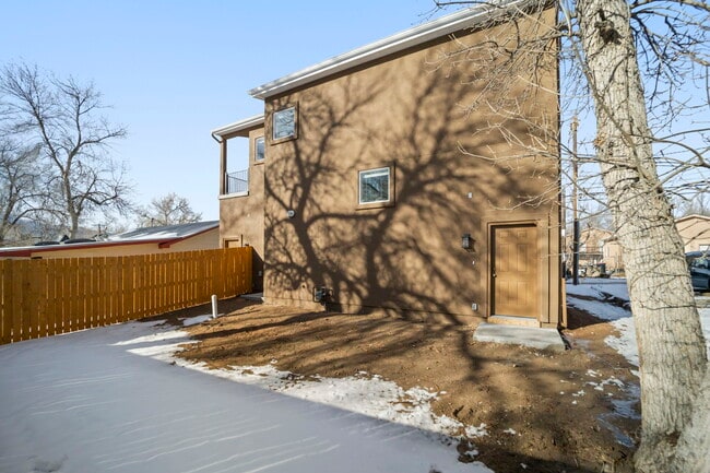 Building Photo - 824 E Moreno Ave