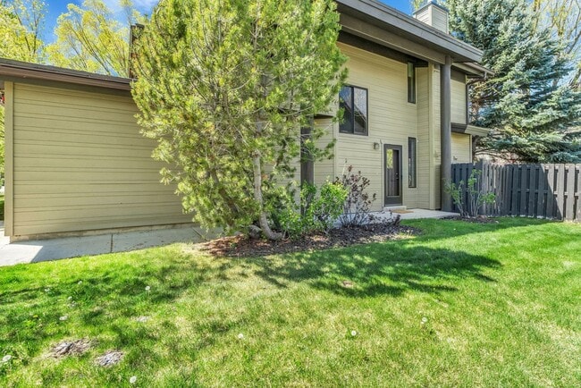 Building Photo - Cottage Loop Townhome