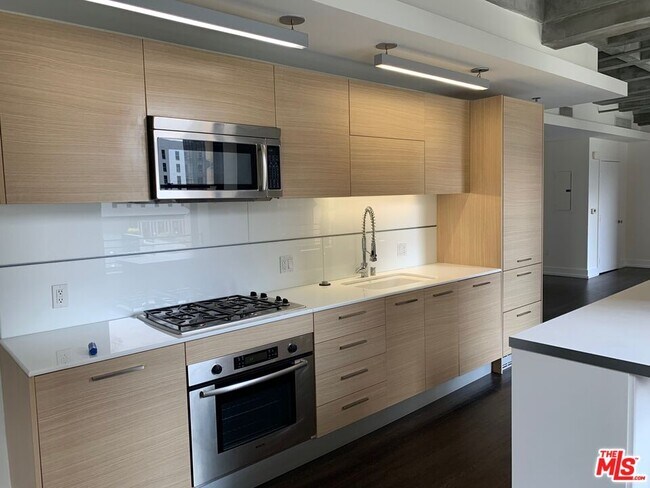 Building Photo - 727 W 7th St