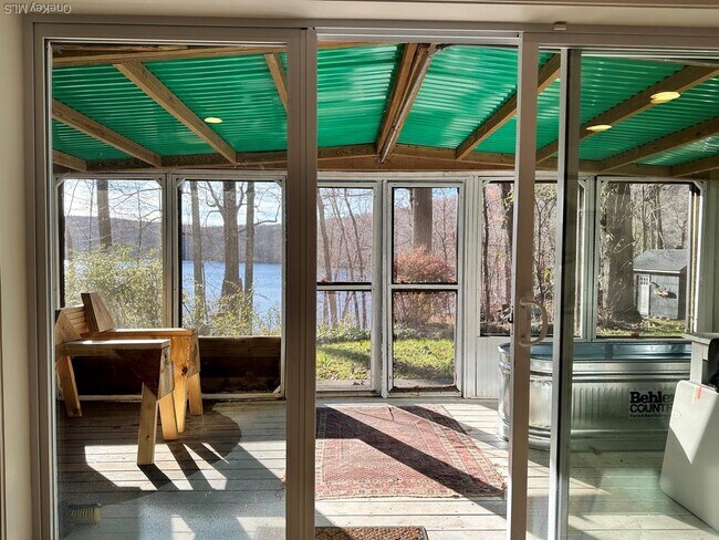 Building Photo - 117 Seven Hills Lake Dr