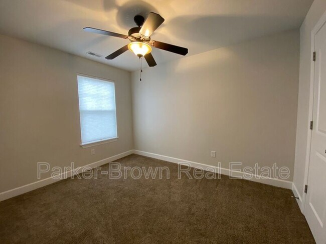 Building Photo - 5561 W Pkwy W